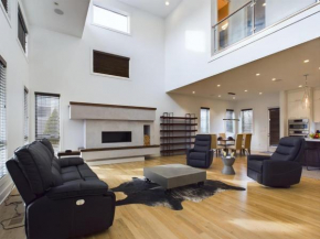Genial Grove - Private Yard - 4 Mins to Broadway